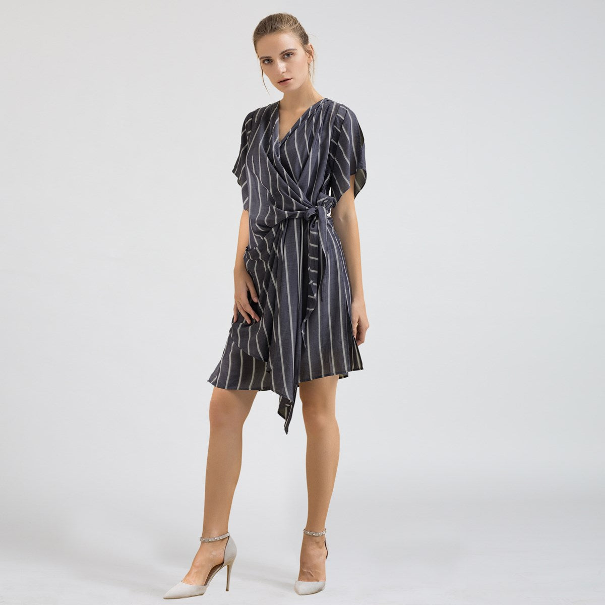 Robe courte drapée à rayures