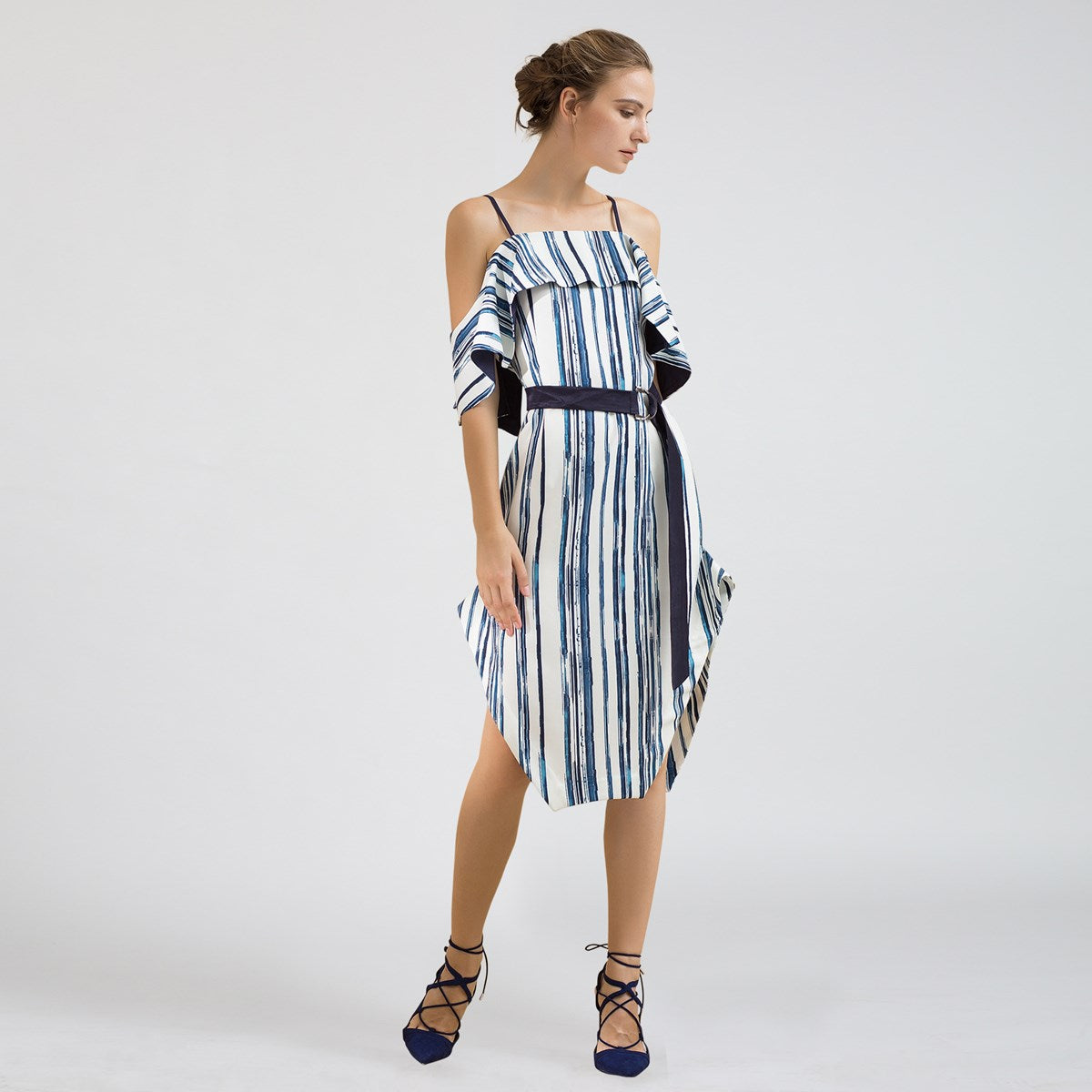 Robe mi-longue à fine bretelle et volant et à imprimé rayures