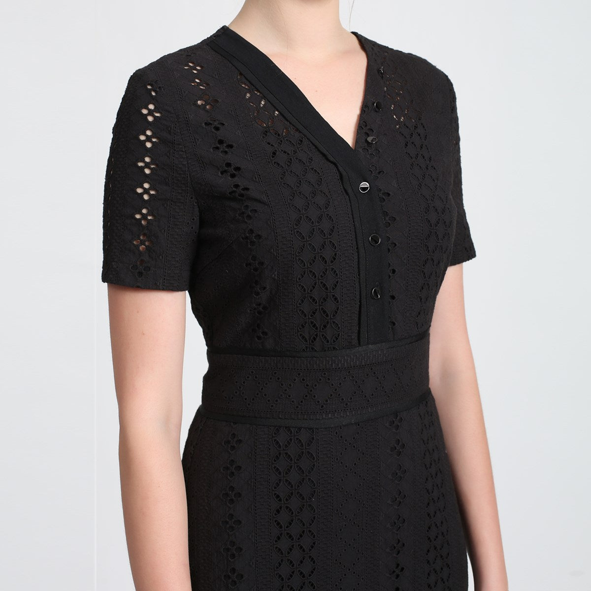 Robe ajustée manches courtes dentelle anglaise