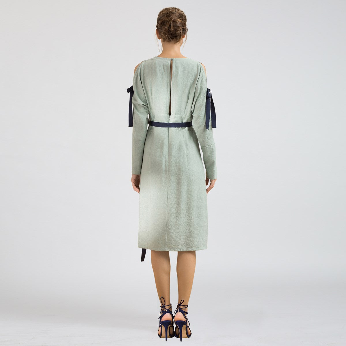 Robe cintrée manches longues épaules dénudées col V