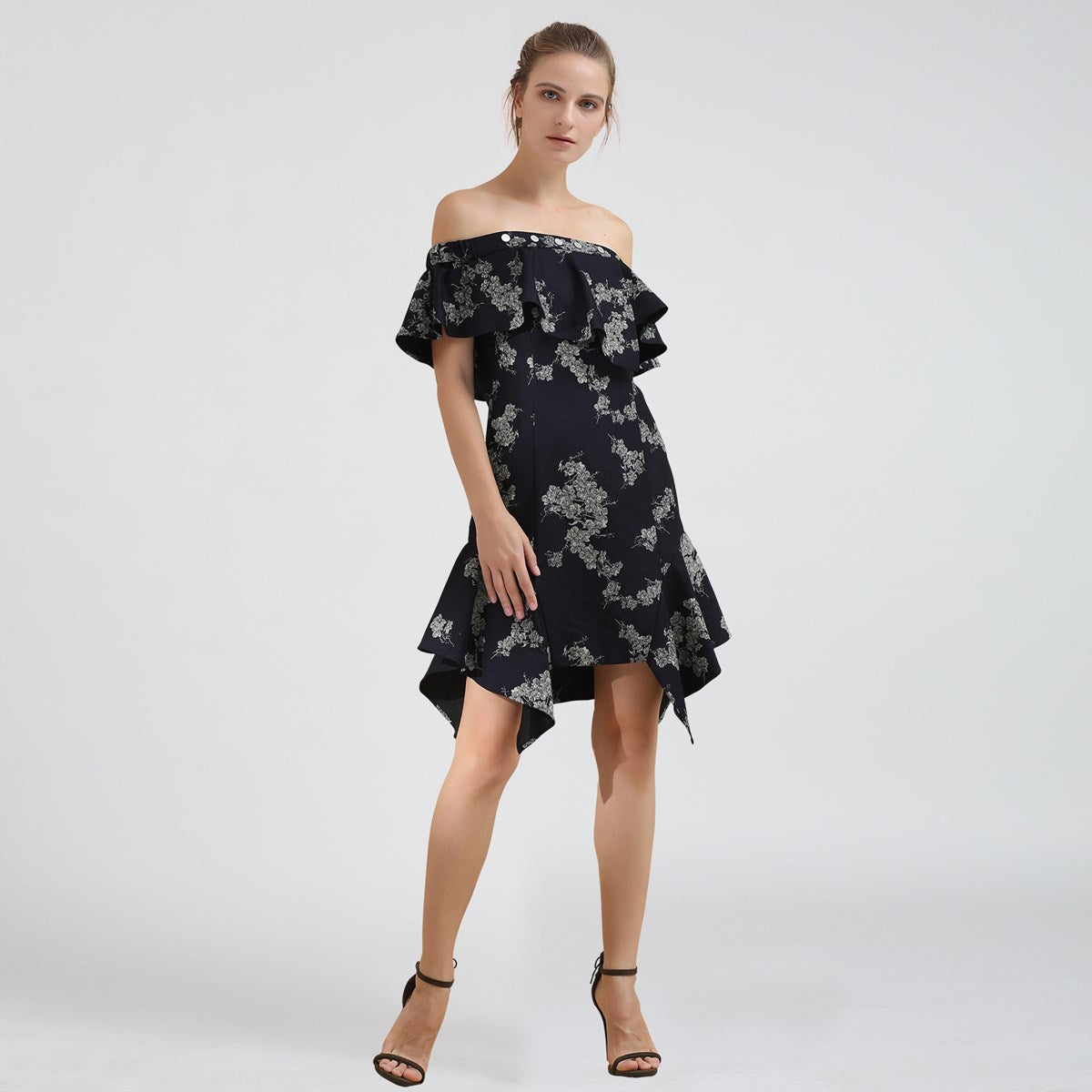 Robe ajustée au décolleté bardot à larges volants et motif floral en denim