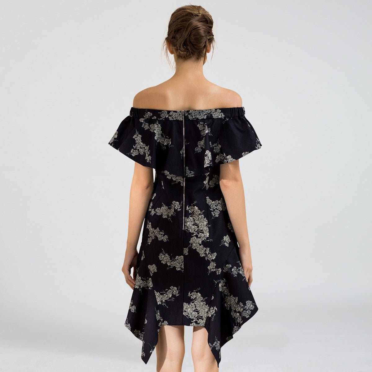 Robe ajustée au décolleté bardot à larges volants et motif floral en denim