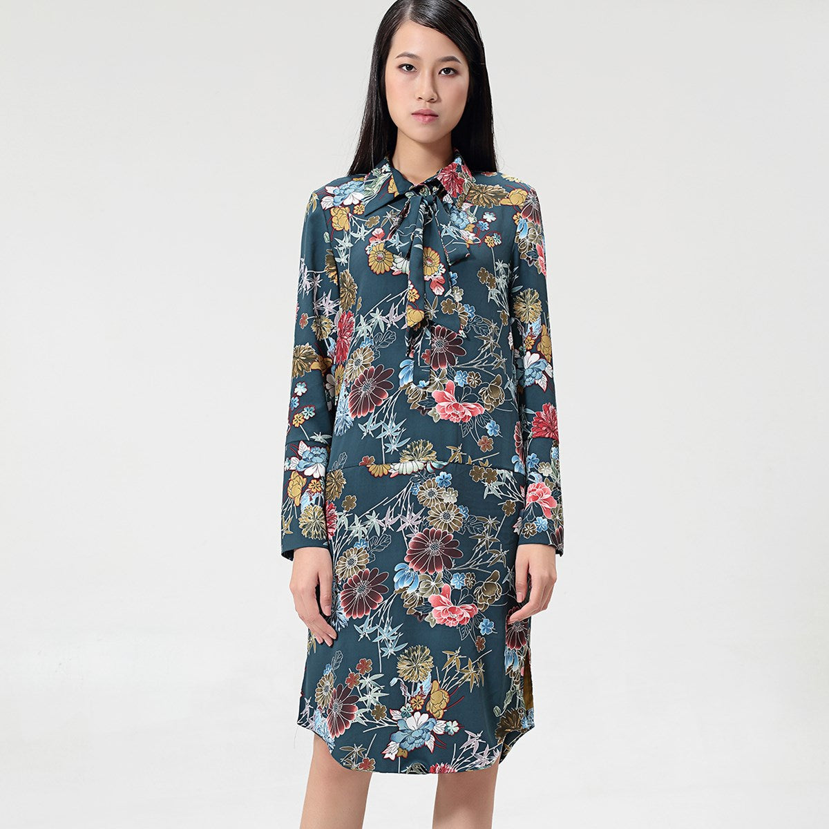 Robe chemise à col noué et imprimé floral