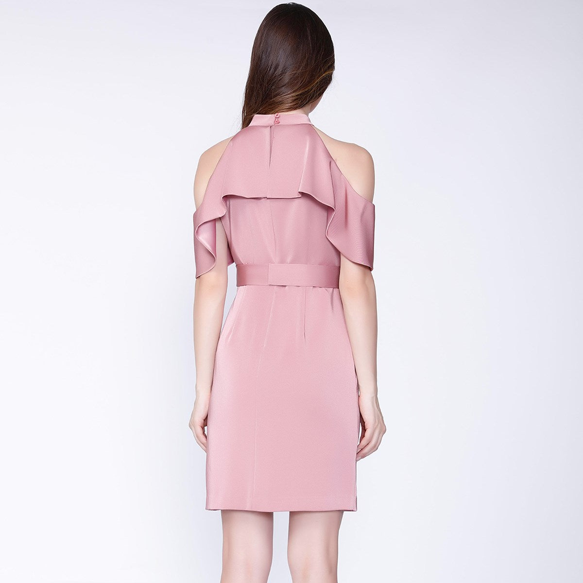 Robe ajustée à larges volants, col haut et épaules dénudées