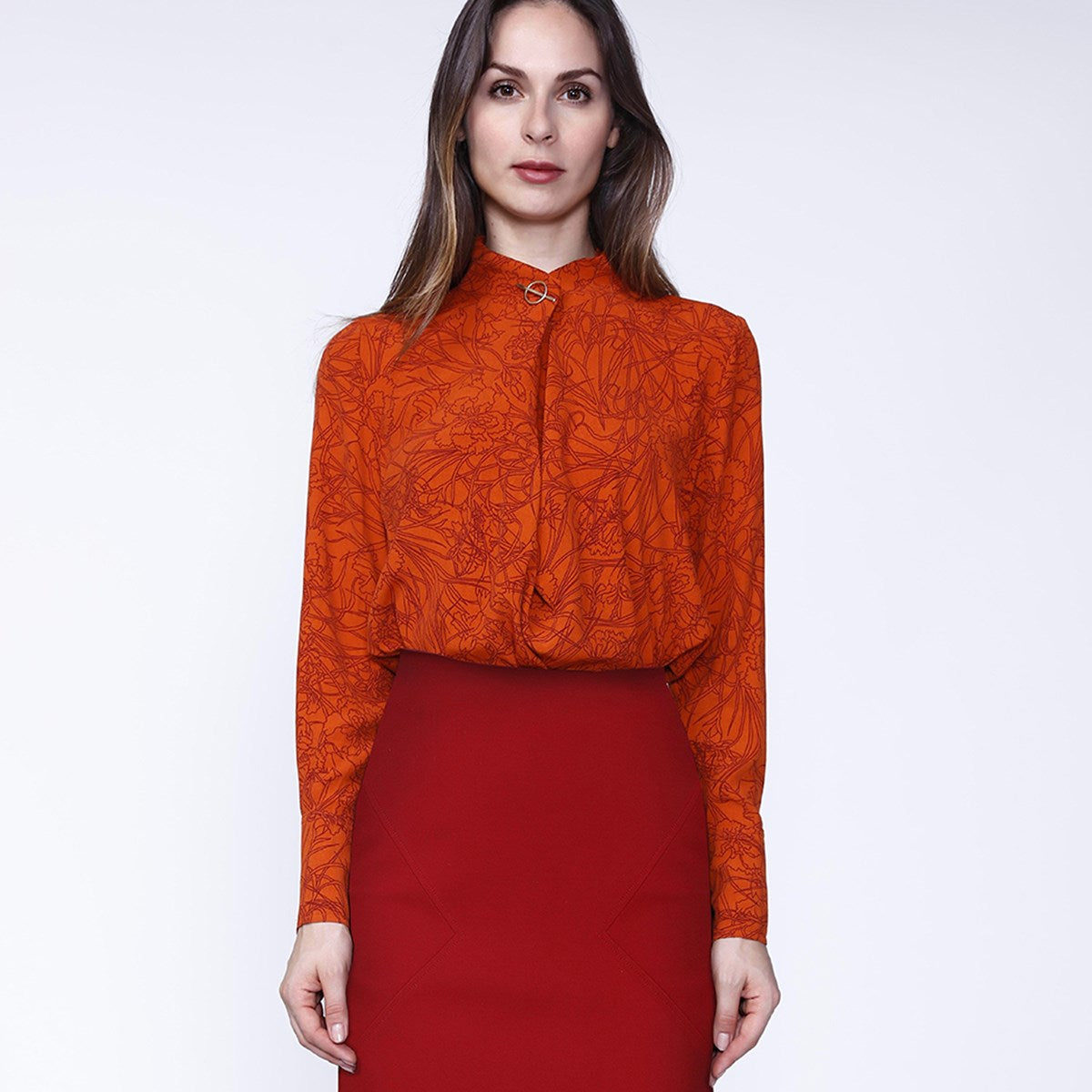 Blouse col montant croisé à imprimé floral linéaire