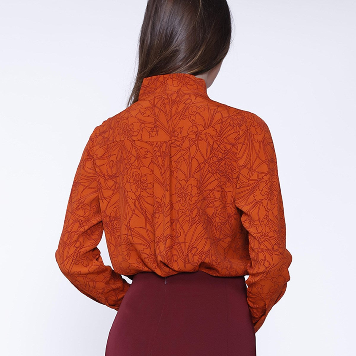 Blouse col montant croisé à imprimé floral linéaire