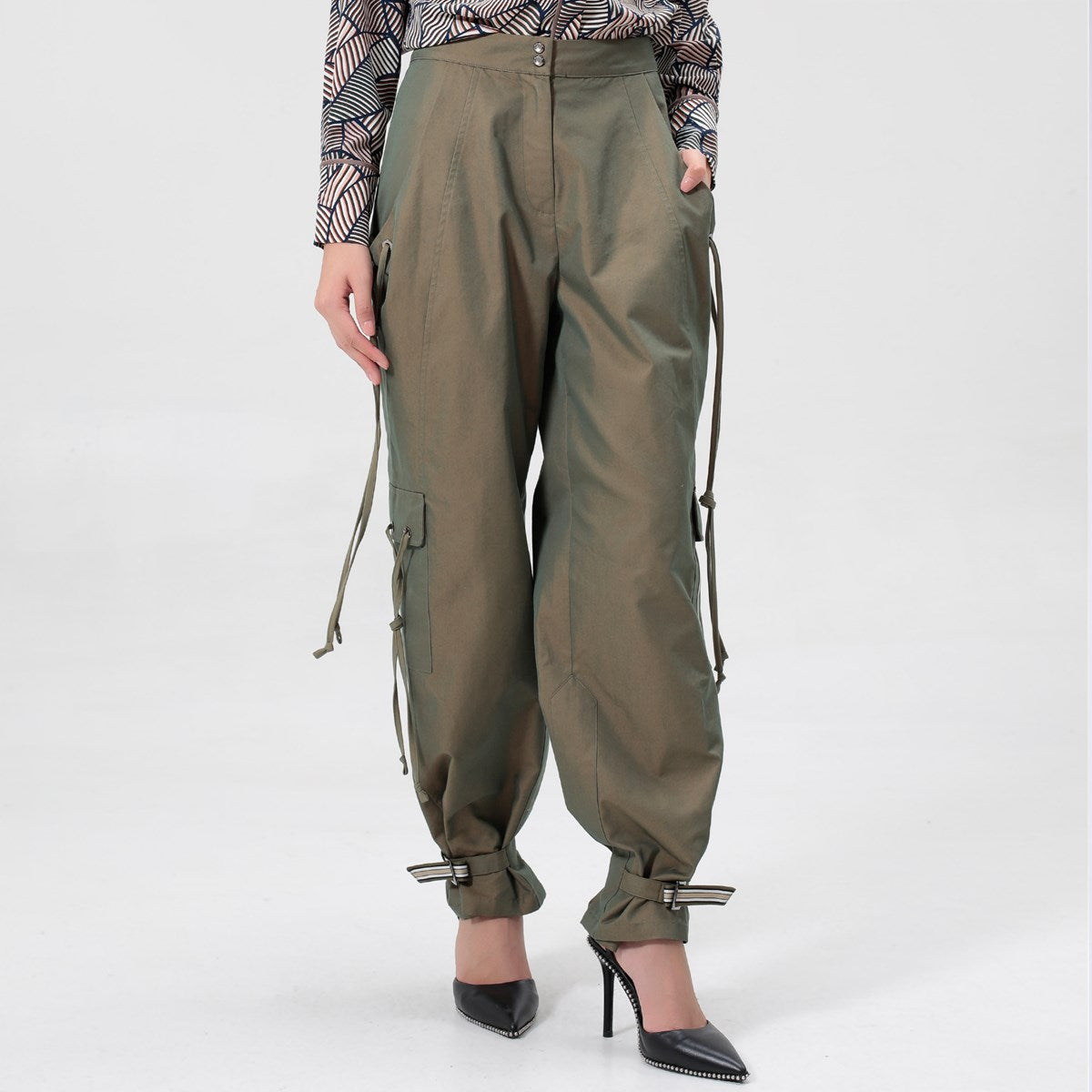 Pantalon style  safari  décoré de passants et resserrable aux chevilles