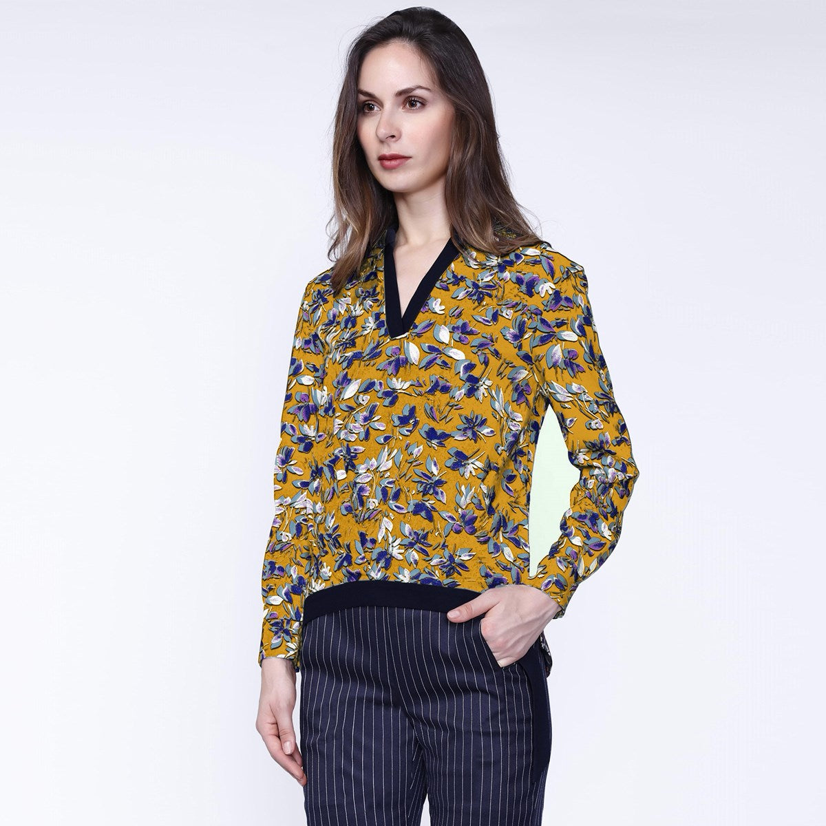 Blouse col-V satin et imprimé feuilles