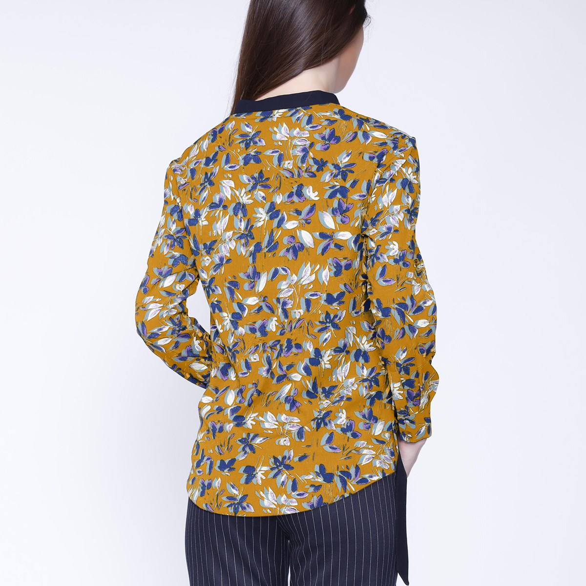 Blouse col-V satin et imprimé feuilles
