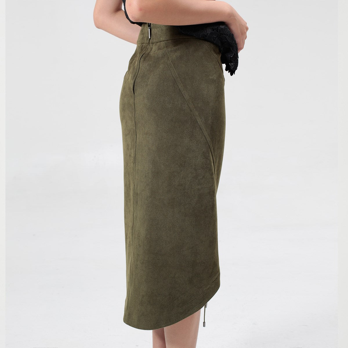 Jupe plongeante à fente et laçage milieu devant