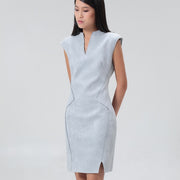 Robe ajustée structurée en suédine à col V montant et épaulettes