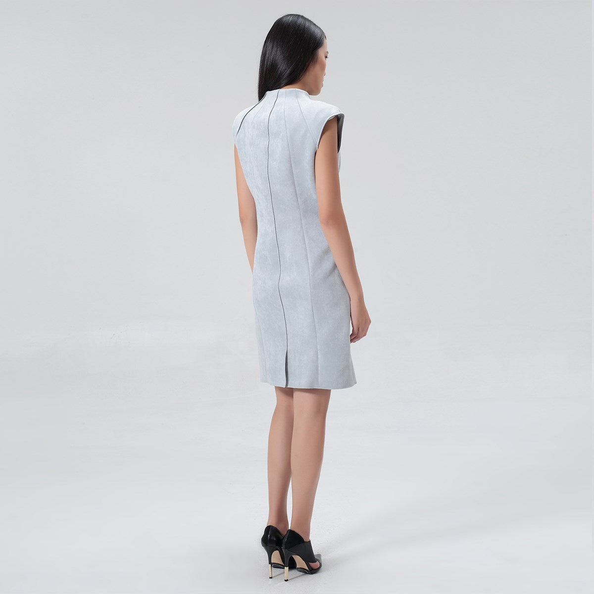 Robe ajustée structurée en suédine à col V montant et épaulettes