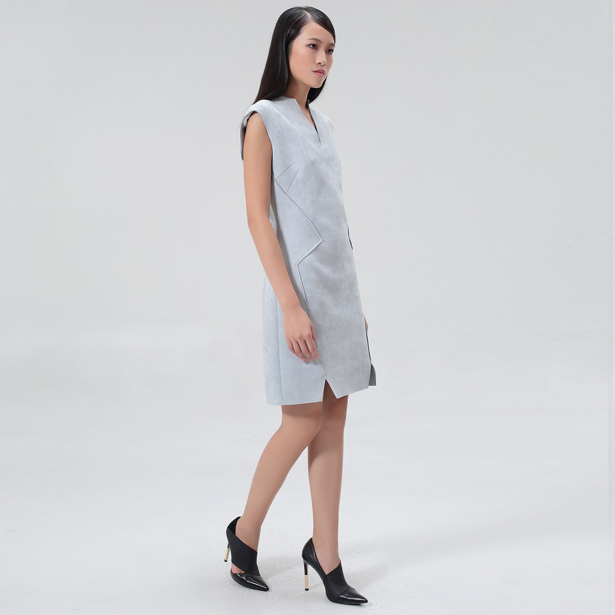 Robe ajustée structurée en suédine à col V montant et épaulettes