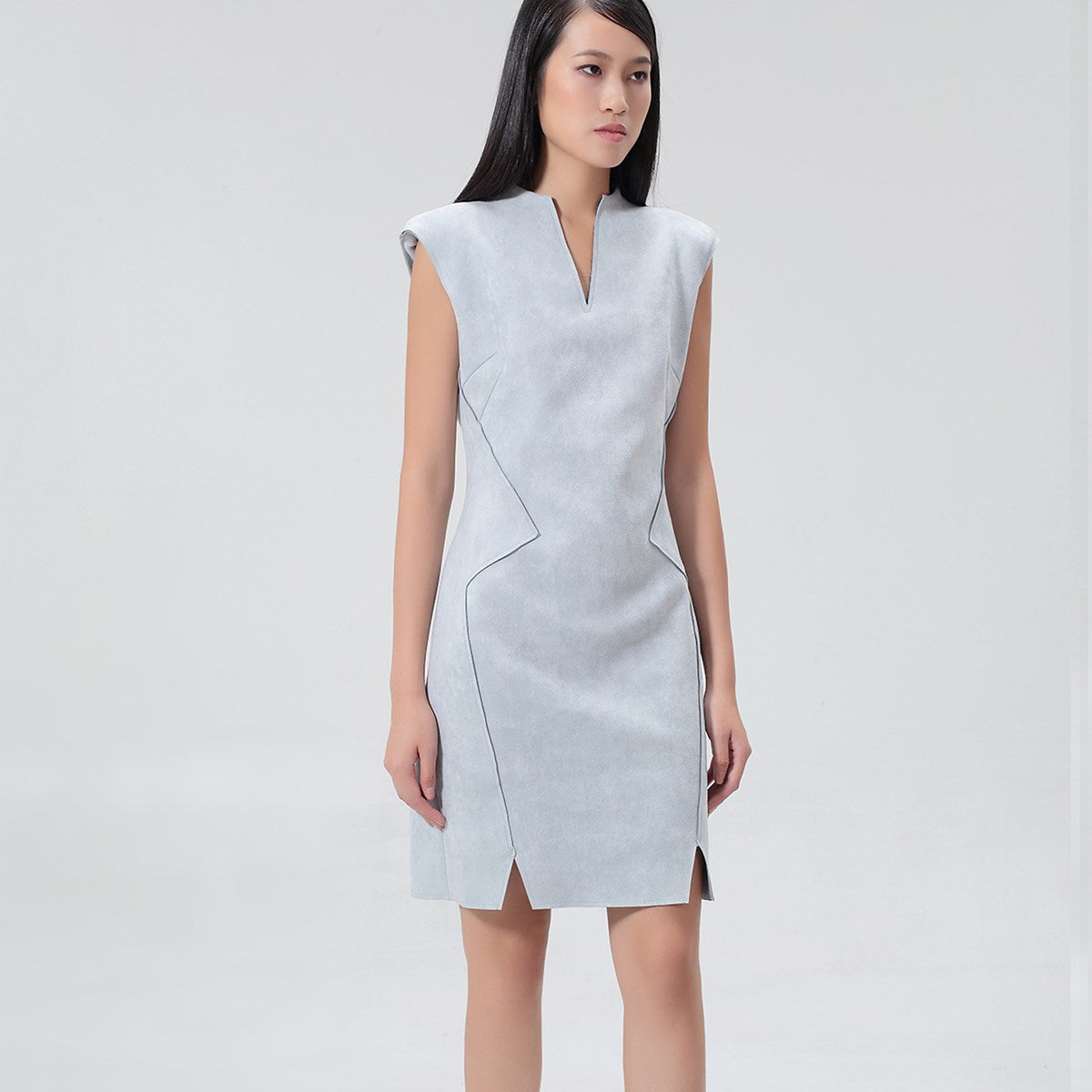 Robe ajustée structurée en suédine à col V montant et épaulettes