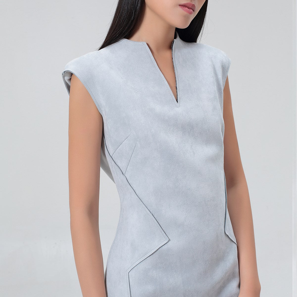 Robe ajustée structurée en suédine à col V montant et épaulettes