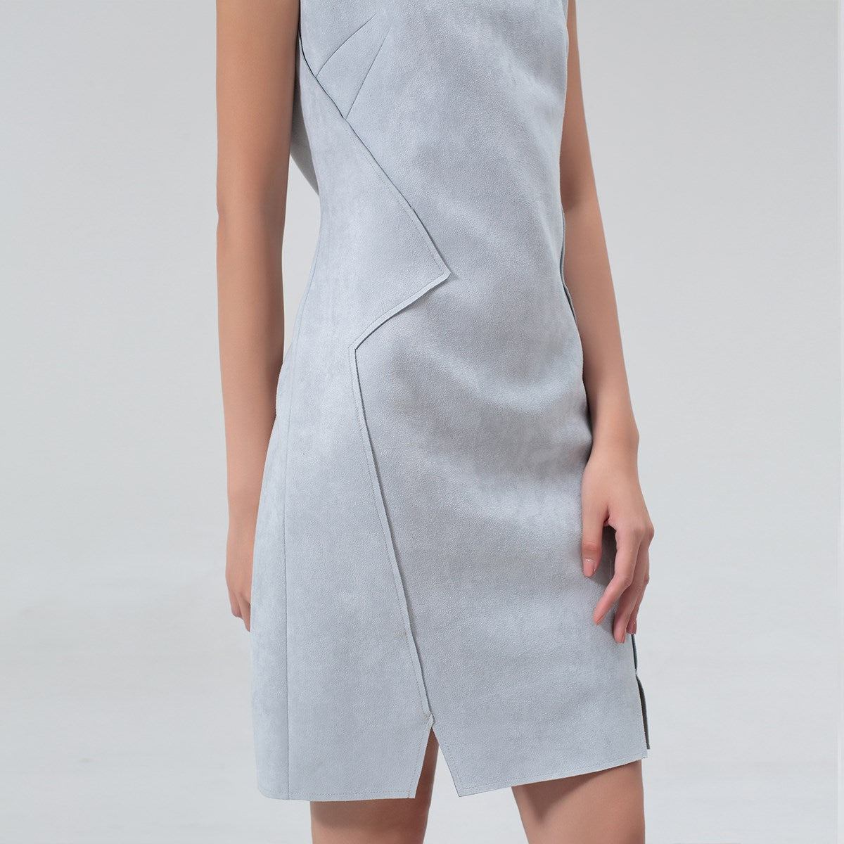 Robe ajustée structurée en suédine à col V montant et épaulettes