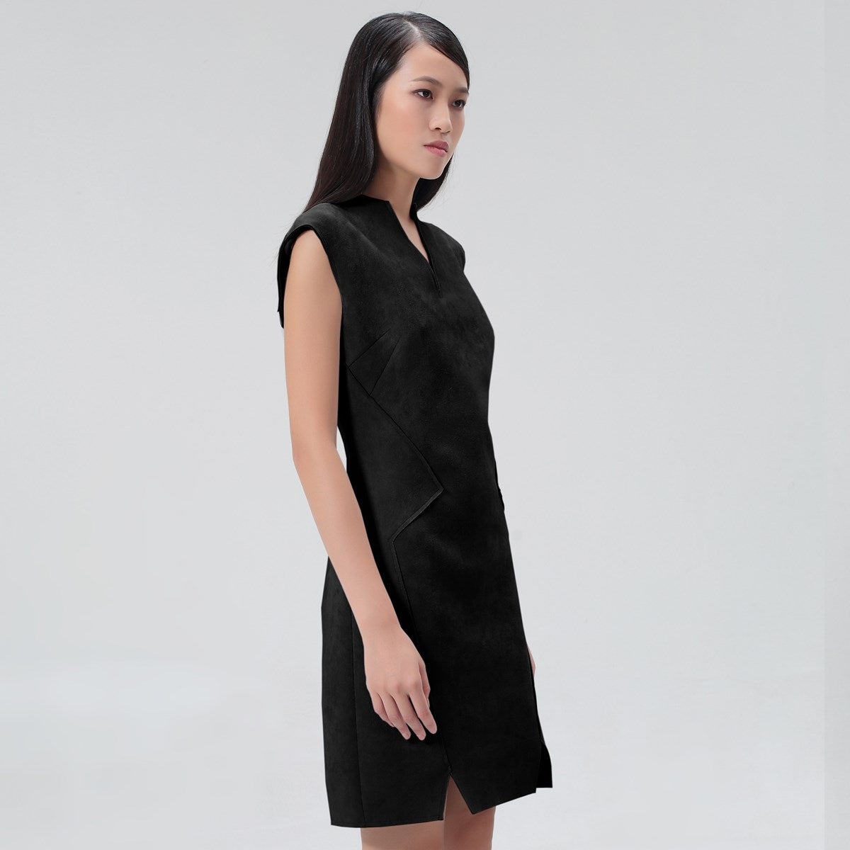 Robe ajustée structurée en suédine à col V montant et épaulettes