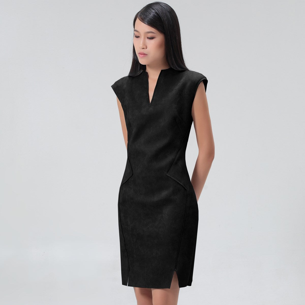 Robe ajustée structurée en suédine à col V montant et épaulettes