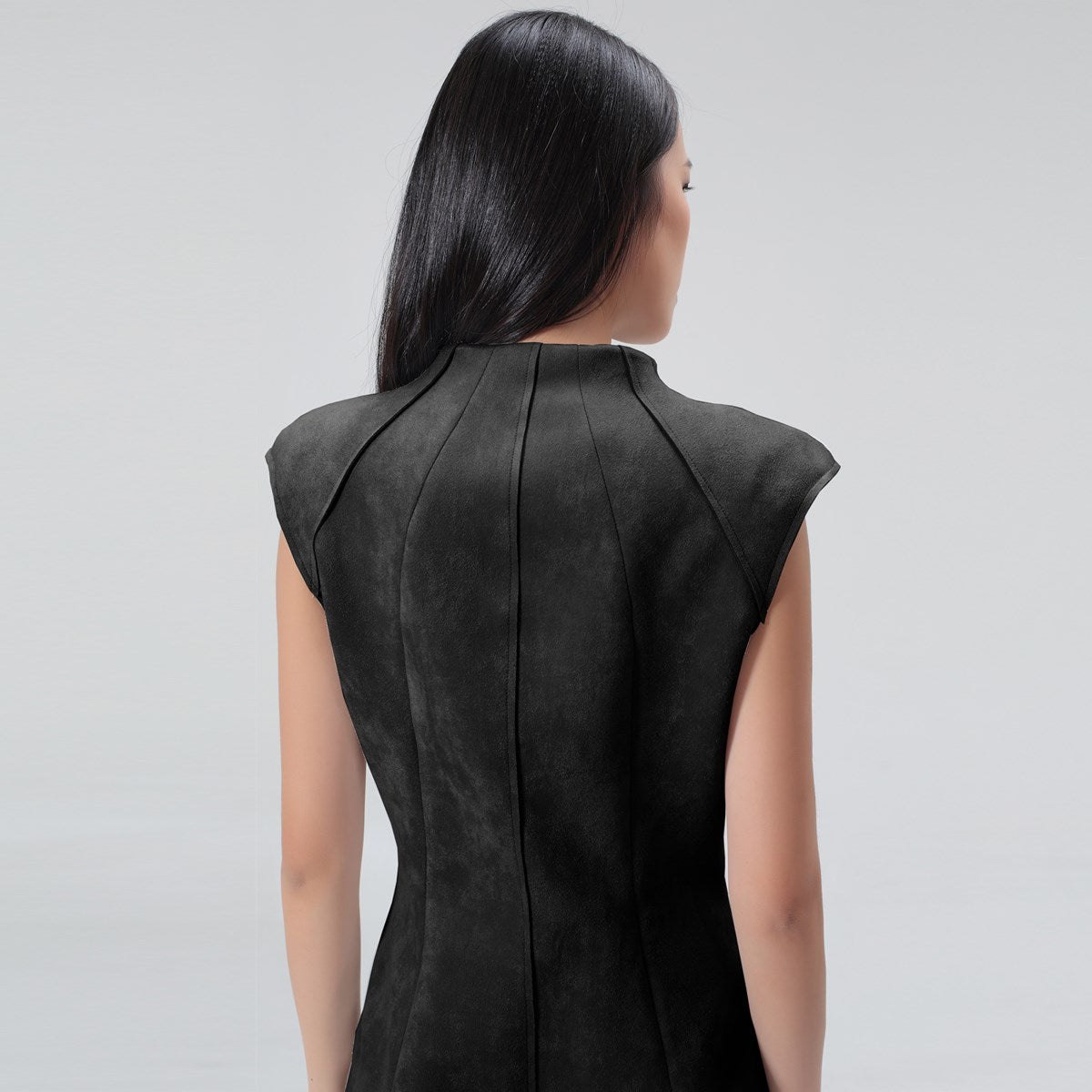 Robe ajustée structurée en suédine à col V montant et épaulettes