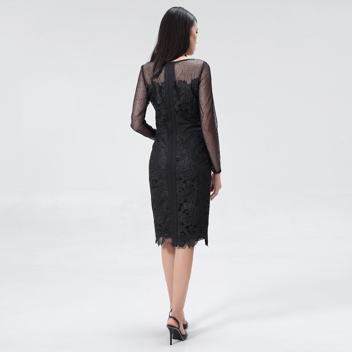 Robe ajustée en dentelle macro et manches tulle