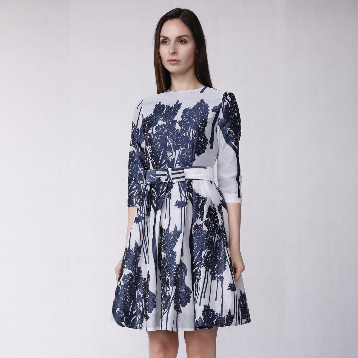 Robe de cocktail cintrée et évasée à motif brodé