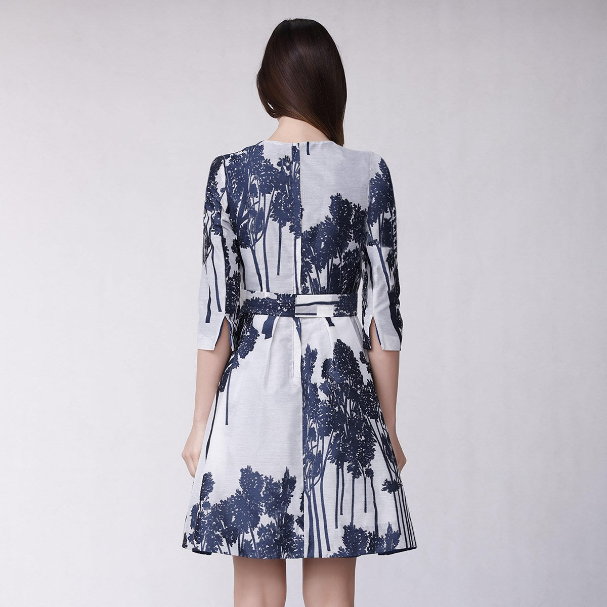 Robe de cocktail cintrée et évasée à motif brodé