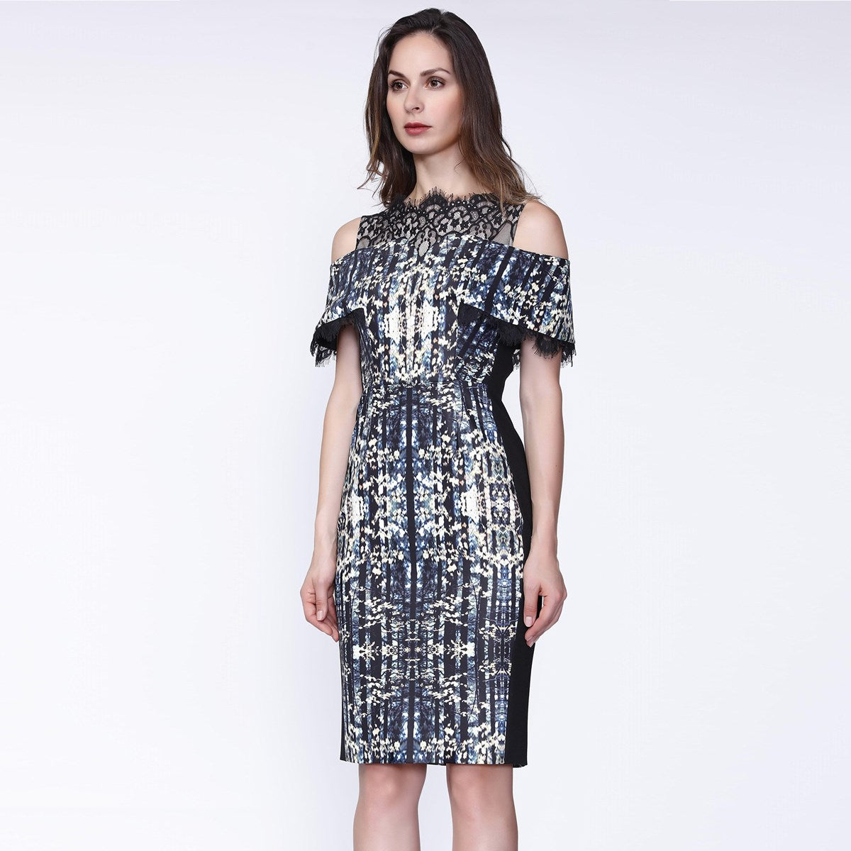 Robe cocktail courte imprimée, à décolleté bardot et garniture de dentelle