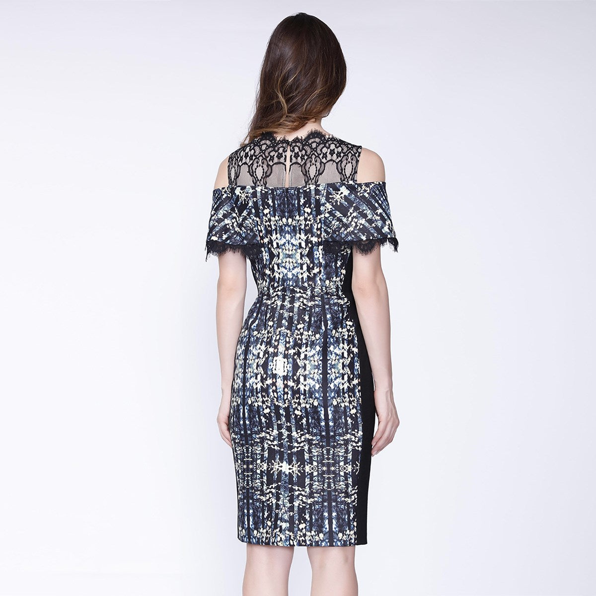 Robe cocktail courte imprimée, à décolleté bardot et garniture de dentelle
