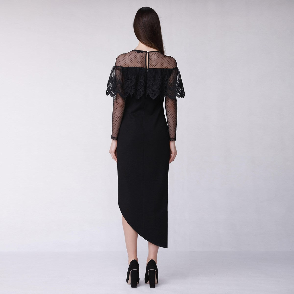 Robe cocktail ajustée en jersey gainant, tulle et dentelle