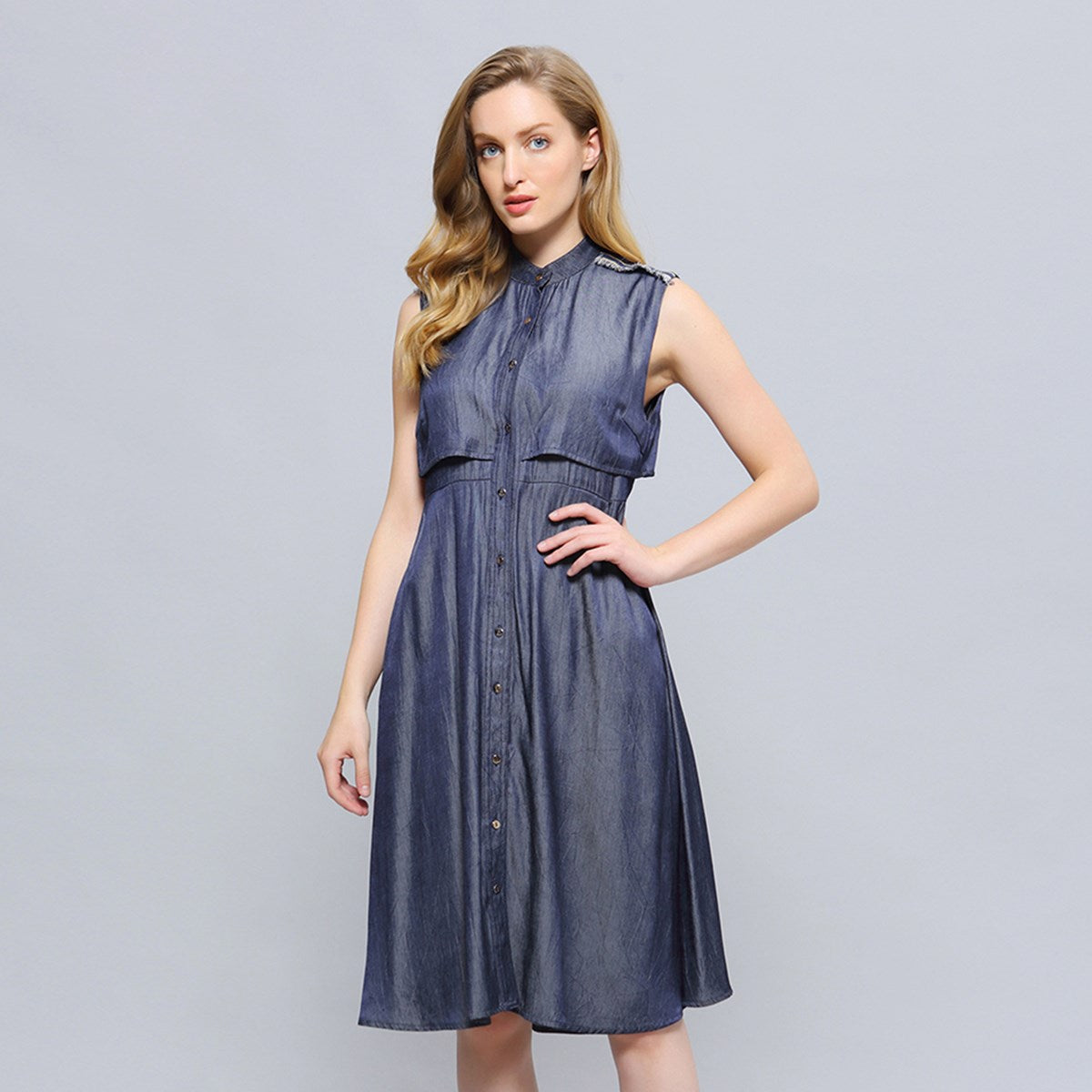 Robe chemise coupe évasée à rabat et ouverte dans le dos