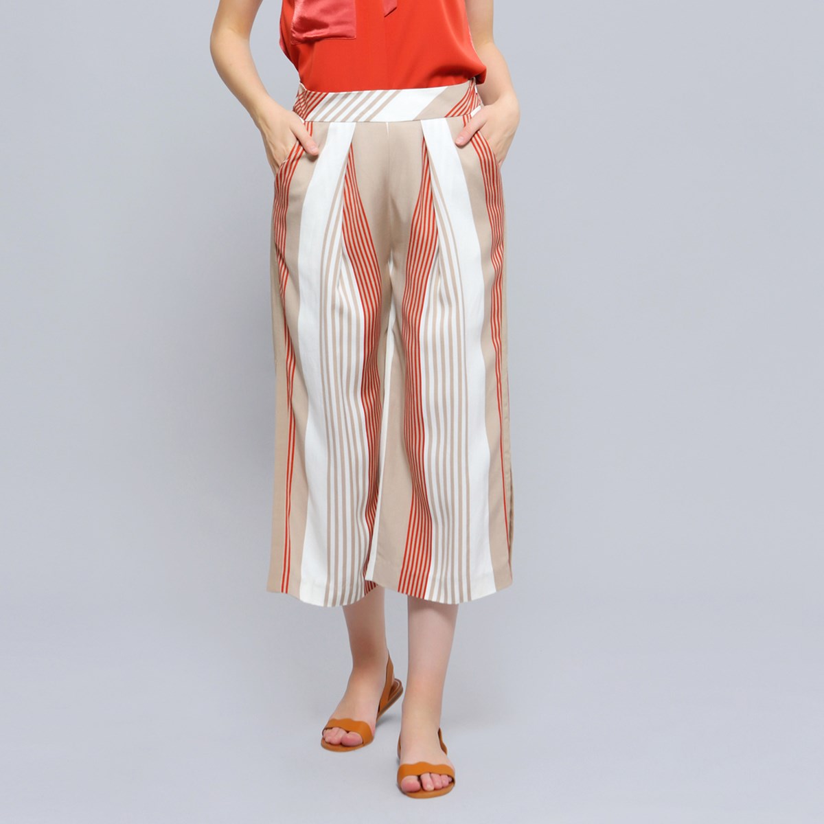 Pantacourt ample à pli et imprimé rayure
