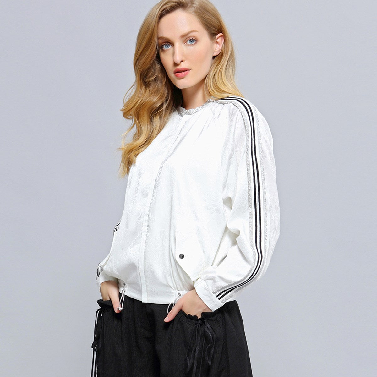 Blouson léger motif floral en relief