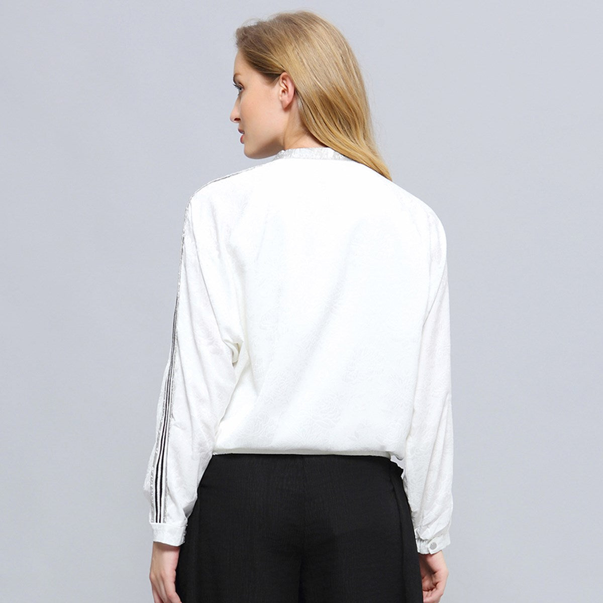 Blouson léger motif floral en relief