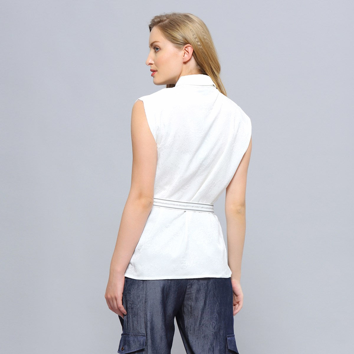 Chemise sans manche à passementeries