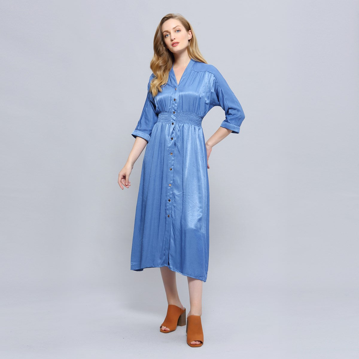 Robe chemise satinée ajustée et évasée