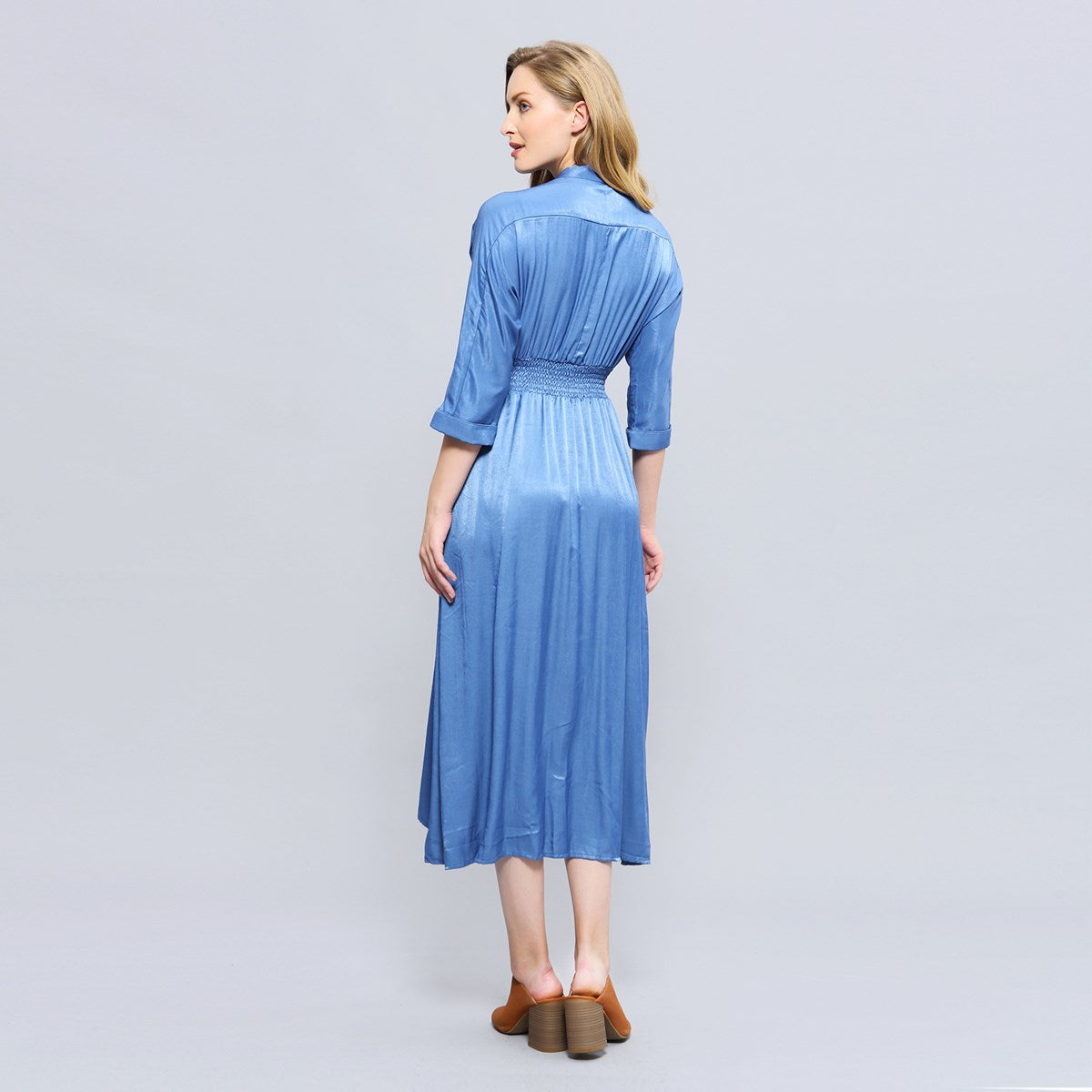 Robe chemise satinée ajustée et évasée