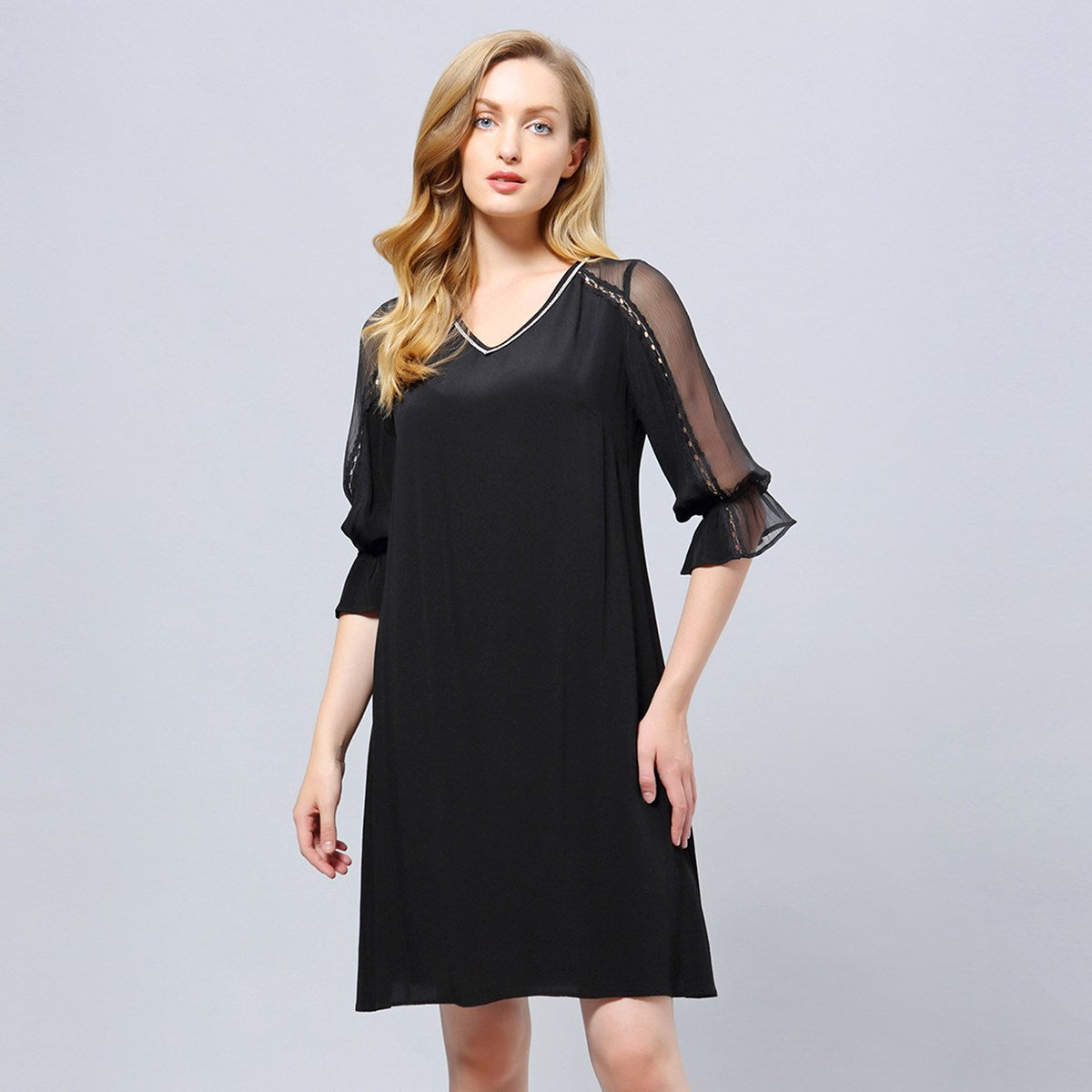 Robe trapèze à manches transparentes