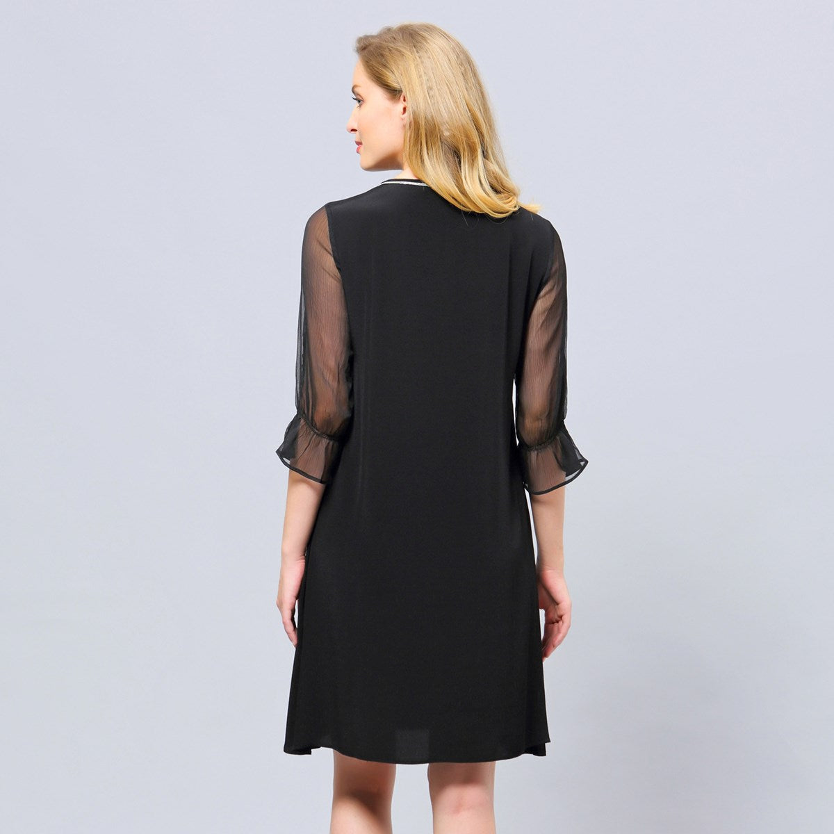 Robe trapèze à manches transparentes