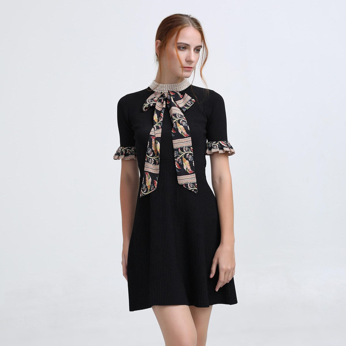Robe maille à noeud cravate et manchettes soie imprimée