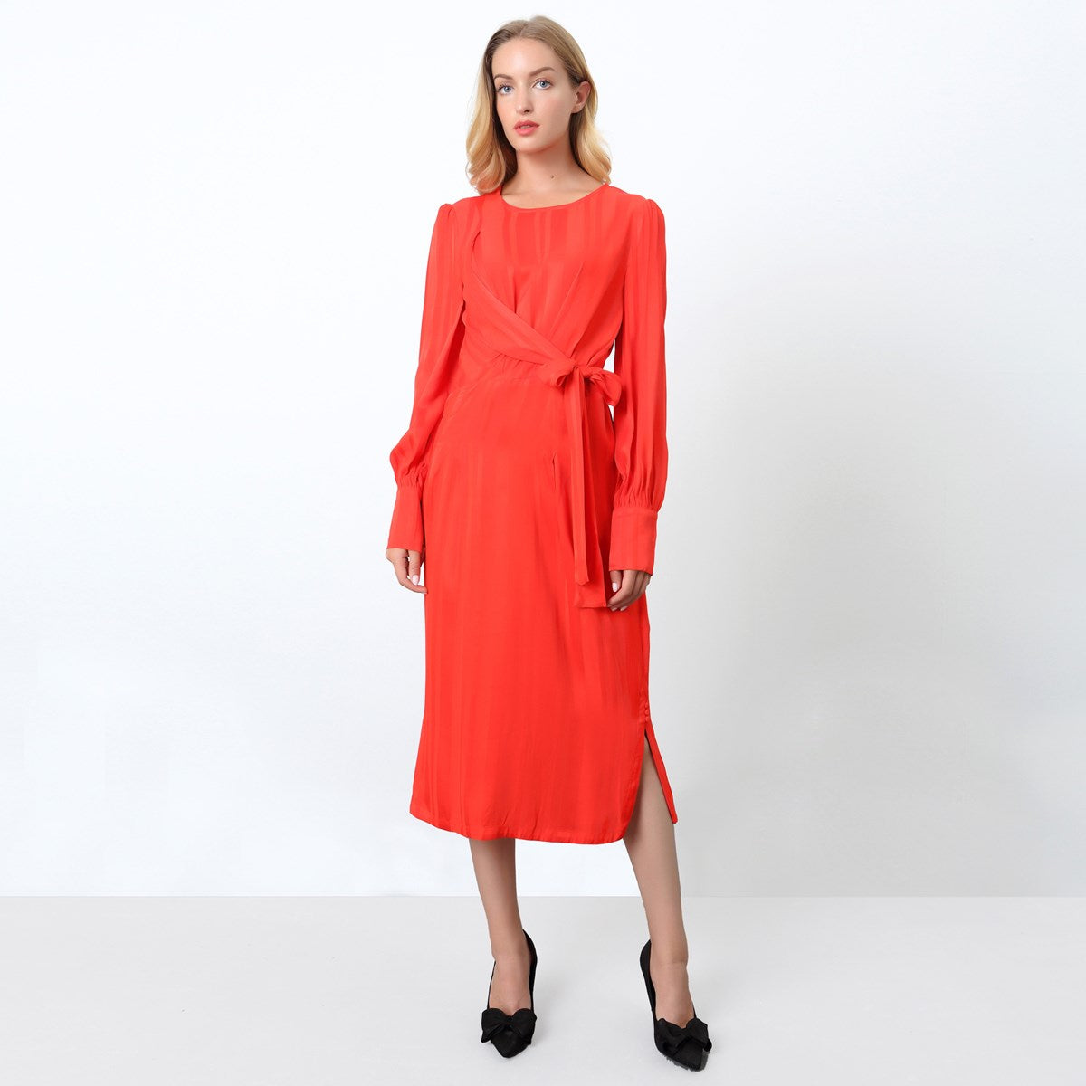 Robe drapée à manches longues et attache côté