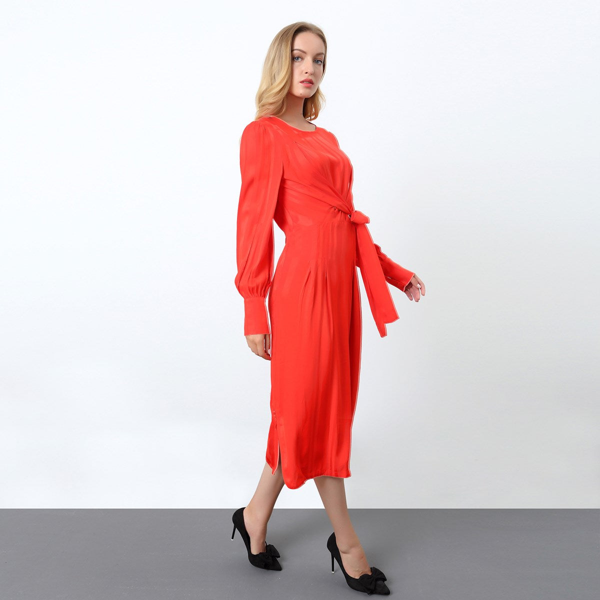 Robe drapée à manches longues et attache côté