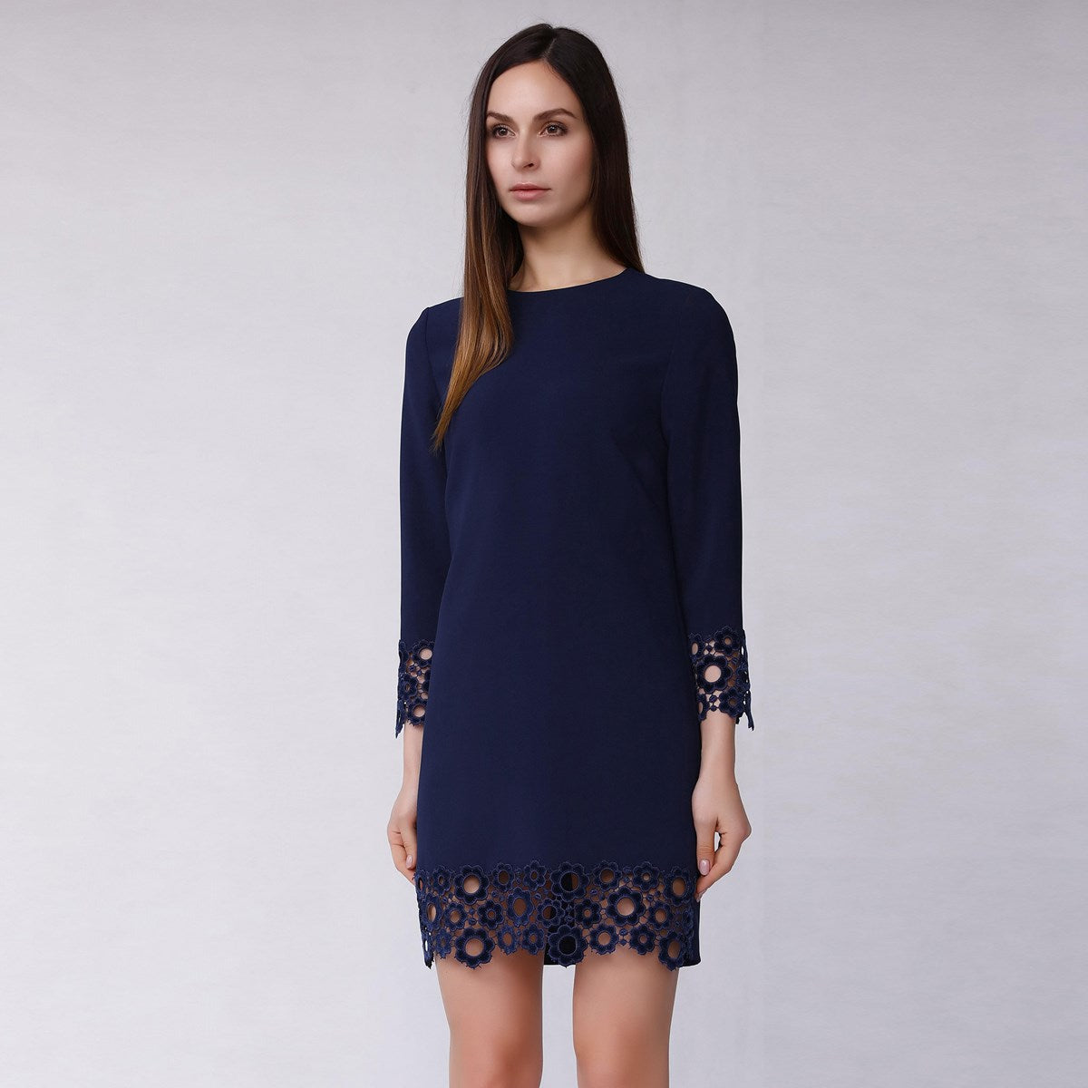 Robe droite ornée de dentelle de velours