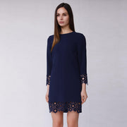 Robe droite ornée de dentelle de velours