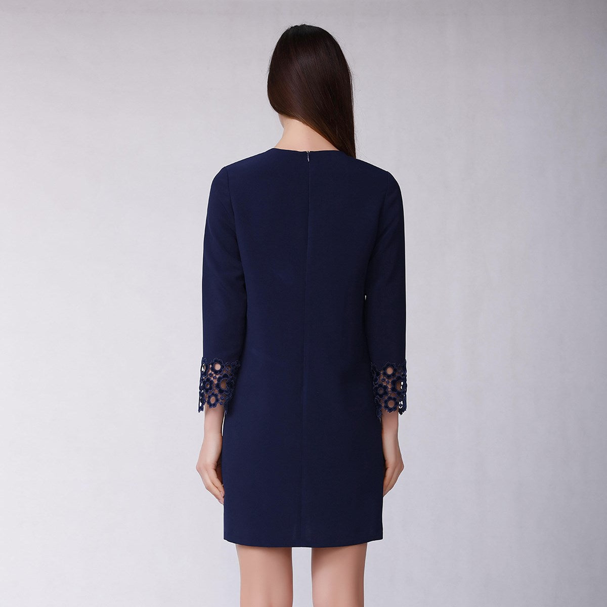 Robe droite ornée de dentelle de velours