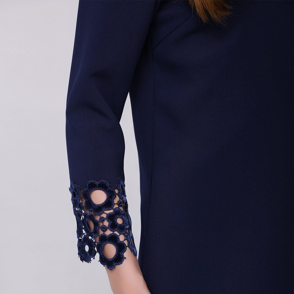 Robe droite ornée de dentelle de velours