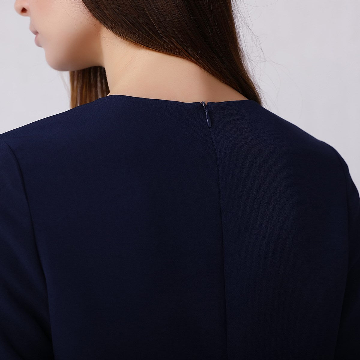 Robe droite ornée de dentelle de velours