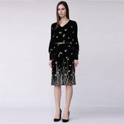 Robe à col en V en velours à broderies dorées