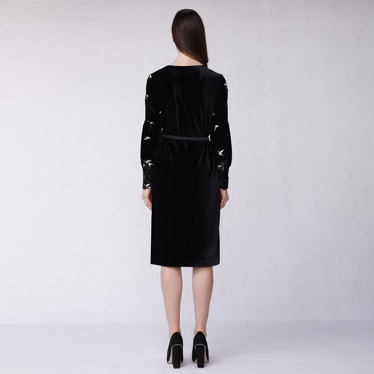 Robe à col en V en velours à broderies dorées