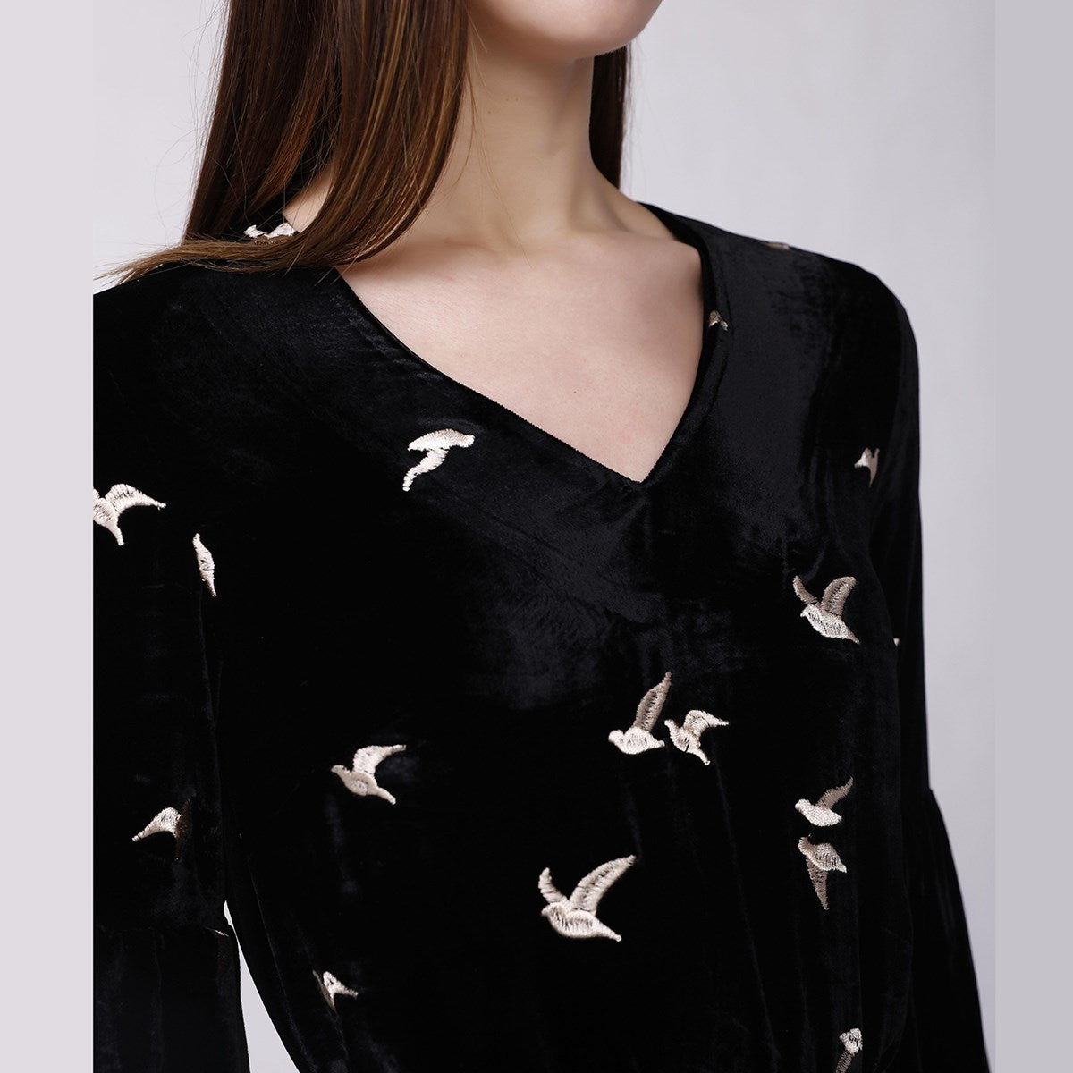 Robe à col en V en velours à broderies dorées