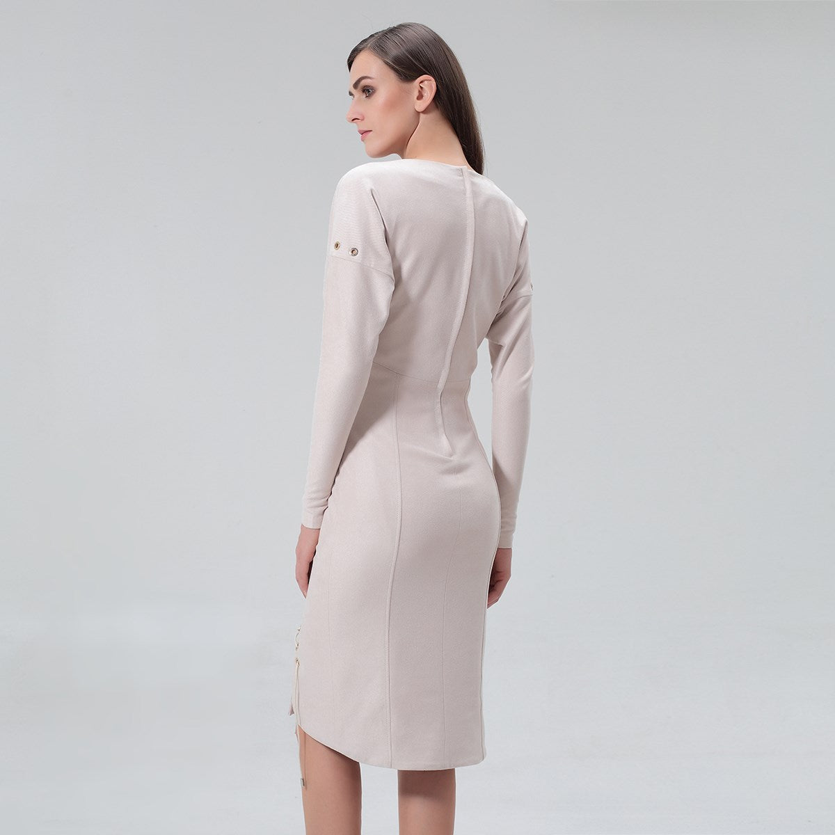 Robe fourreau à laçage à l'ourlet